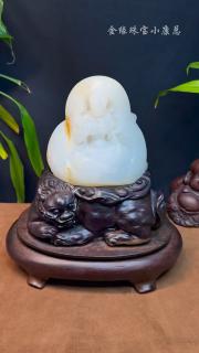 和田玉羊脂白玉观音摆件,红皮白肉,皮色自然保留,堪称艺术瑰宝