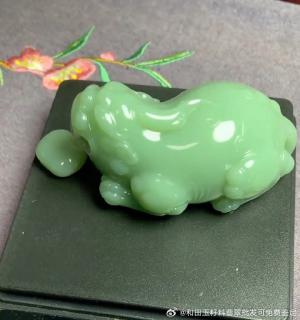 和田玉碧玉粉青貔貅手把件,粉色系注定了高细度
