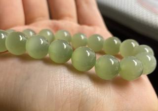 和田玉手串晚上也会发光,比啵啵间灯光好看